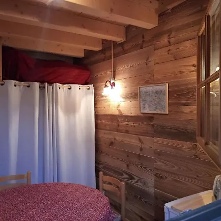 شاليه Chalet In Lovely Rich Forest Setting With A Beautiful View لابْريسْ